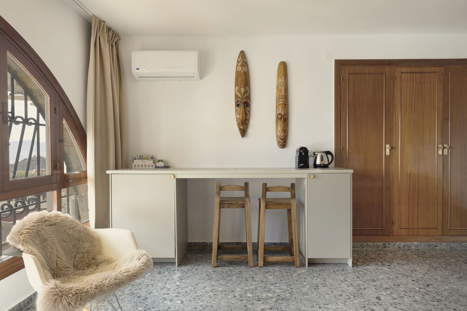 Pilea Suite: desk and seating