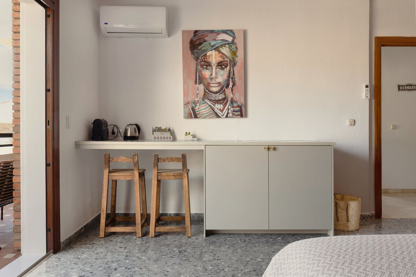 Nicolai Suite: kitchenette with coffee and tea