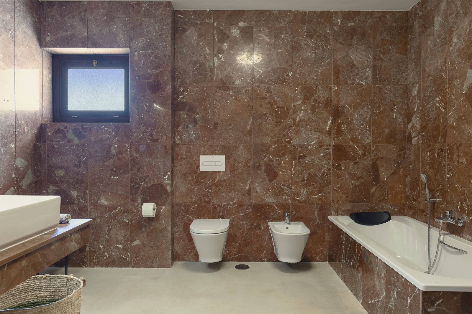 Yucca Suite: marble bathroom with bath