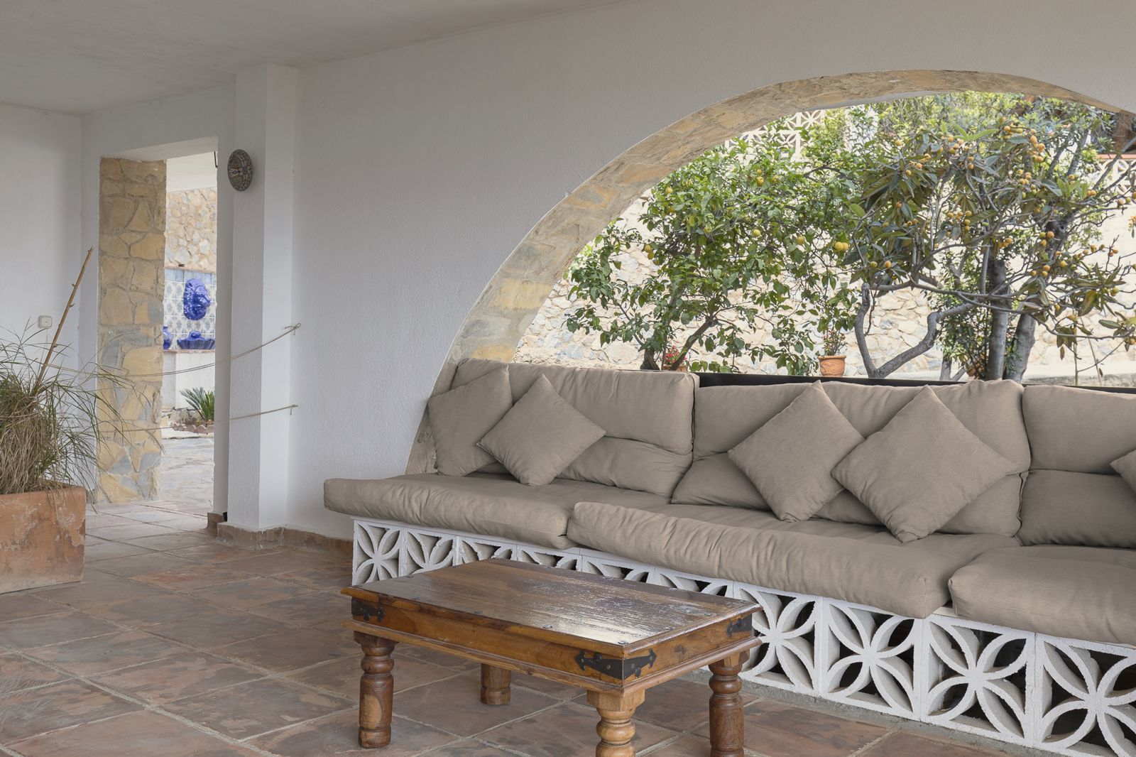Pilea Suite: lounge with built-in sofa under an arch