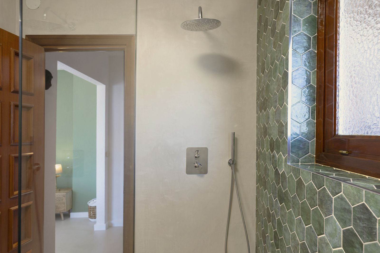 Reginae Suite: green-tiled walk-in shower