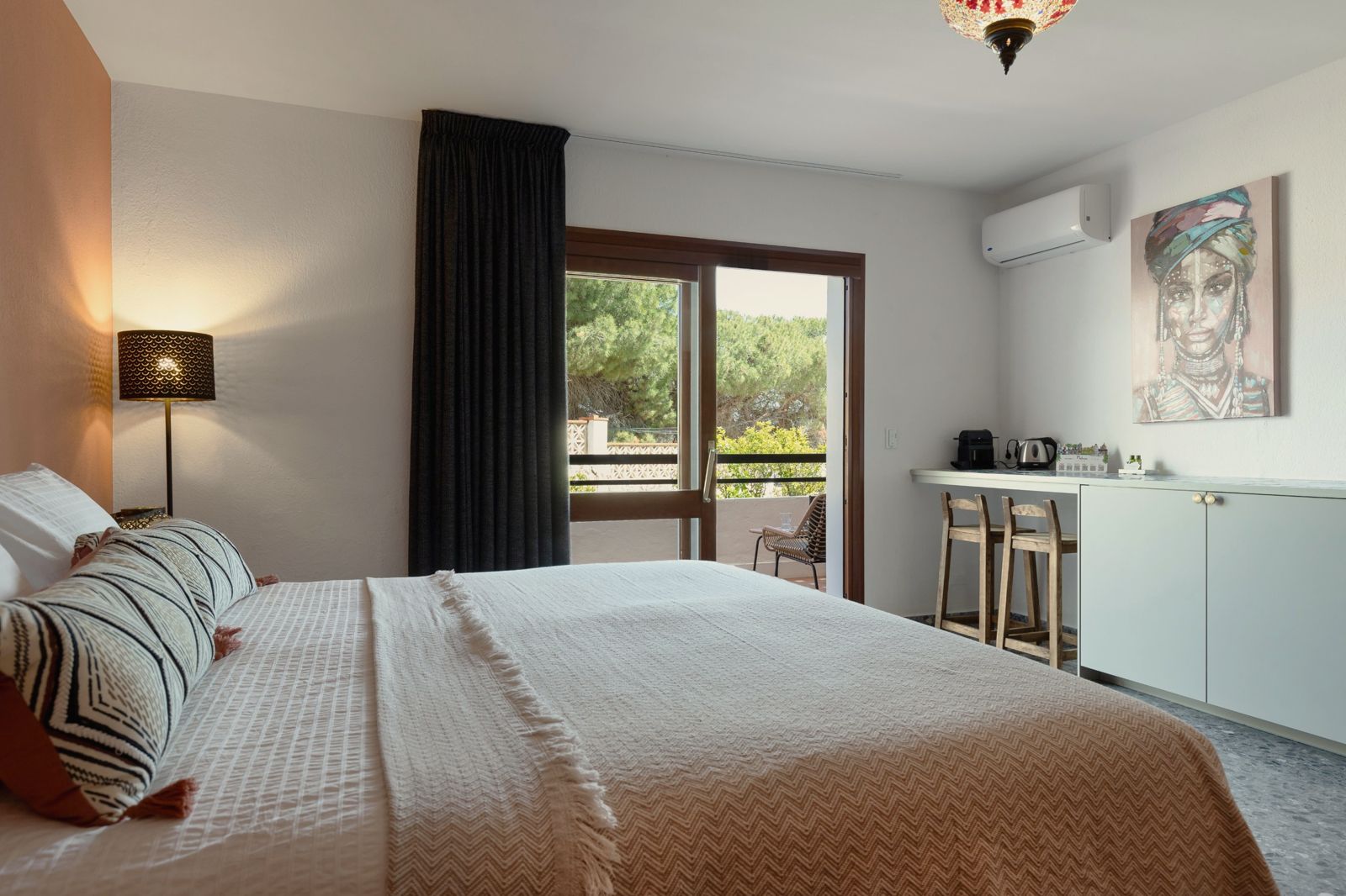 Nicolai Suite: bedroom with balcony doors and garden view