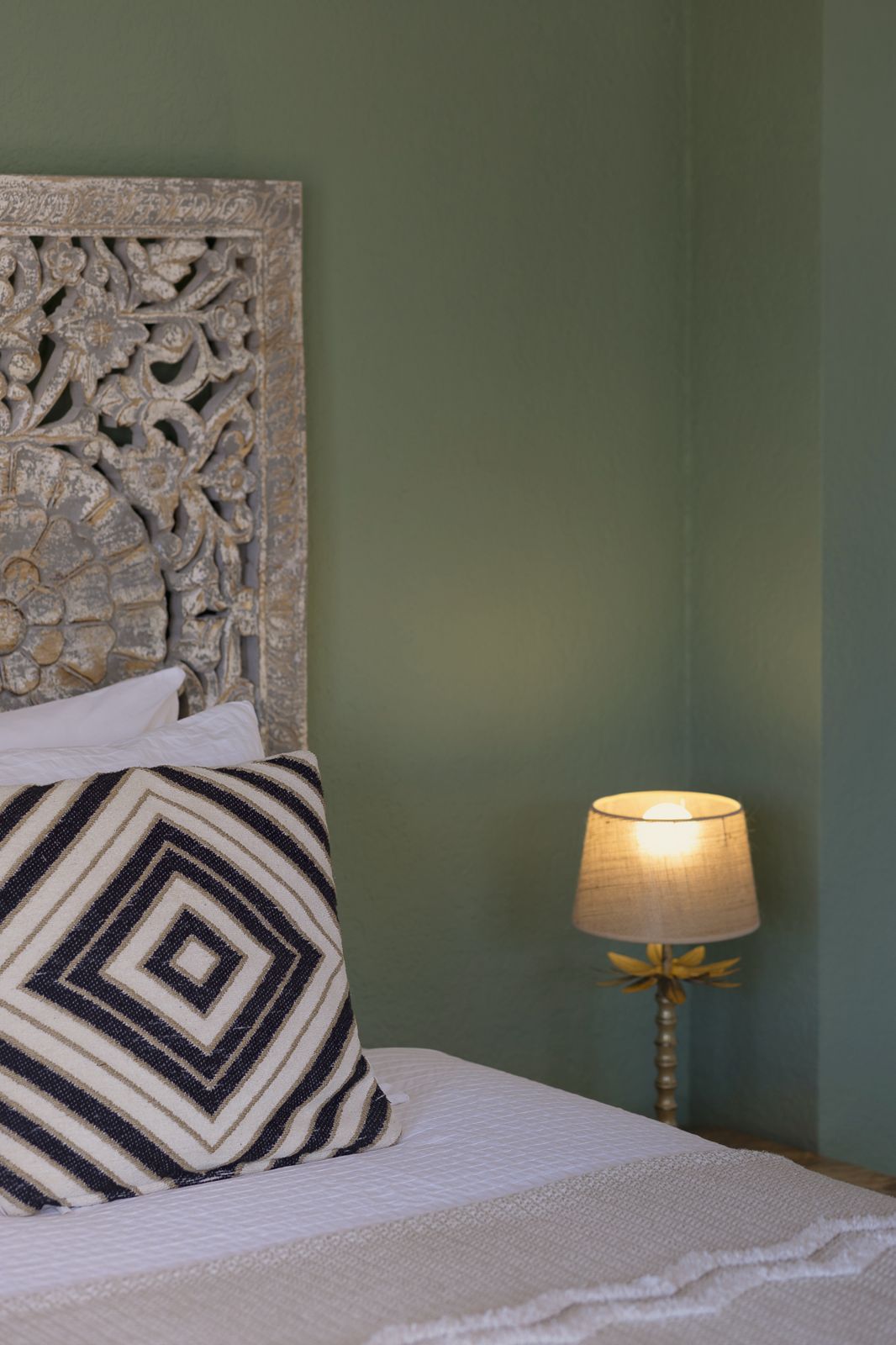Reginae Suite: bedside detail