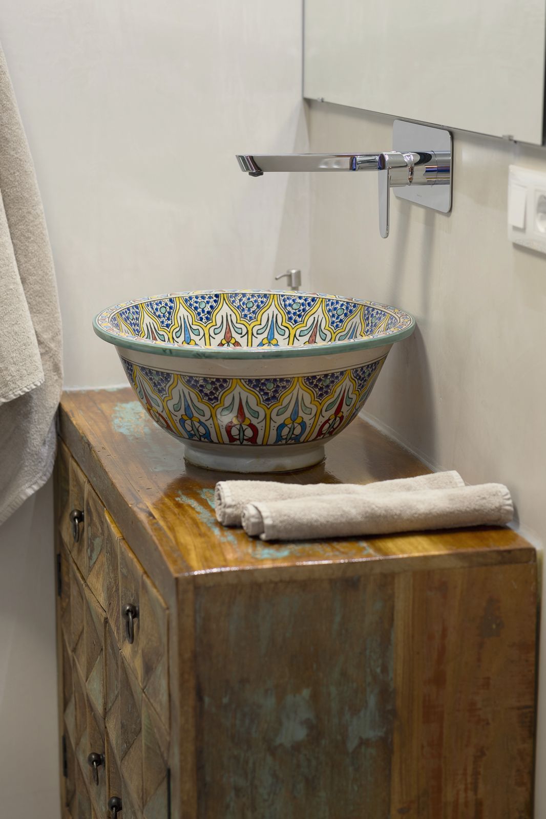 Reginae Suite: hand-painted washbasin