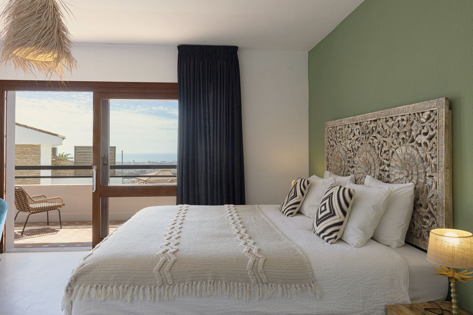 Reginae Suite: carved headboard