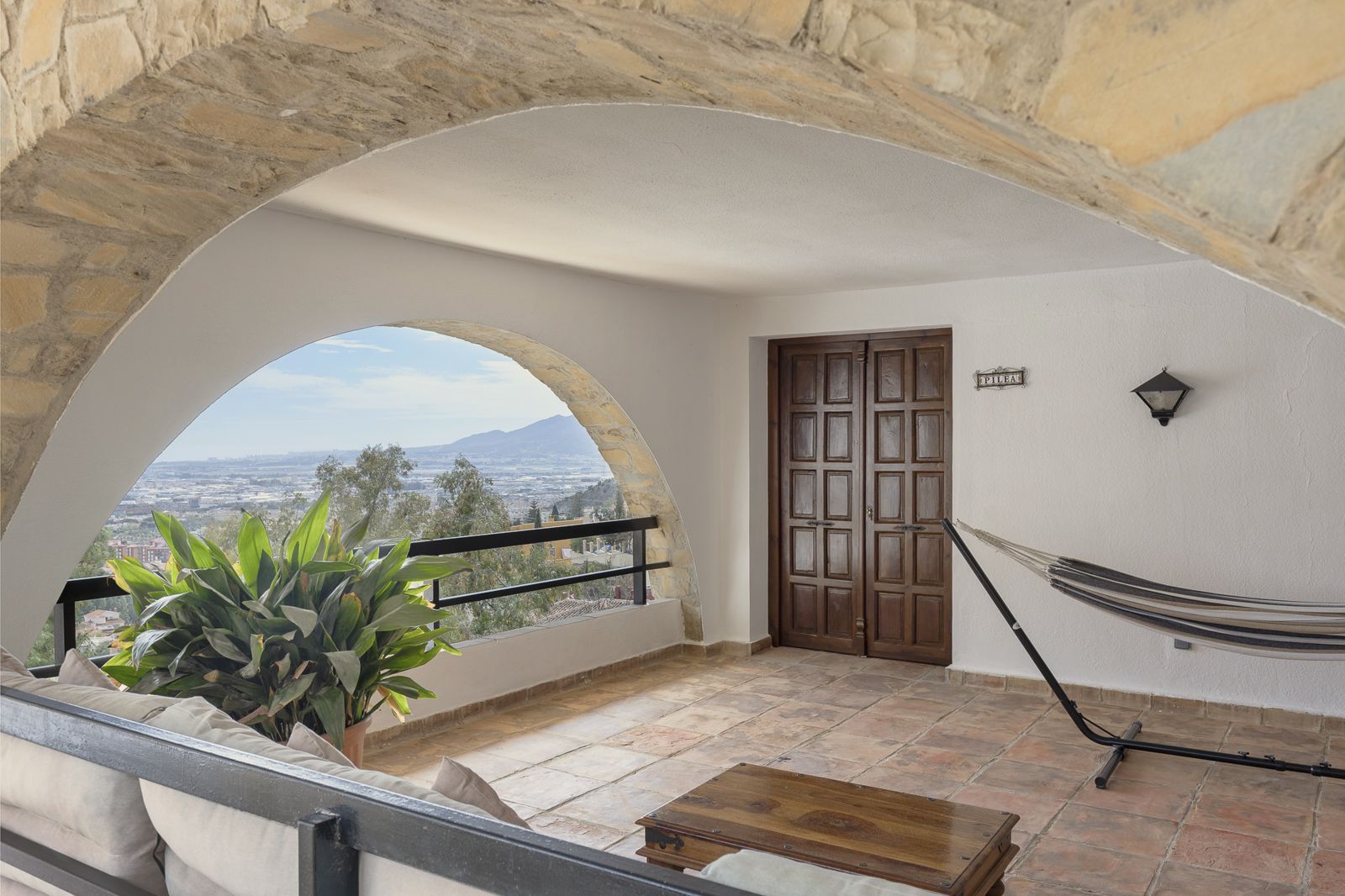 Pilea Suite: lounge with arched window and hammock