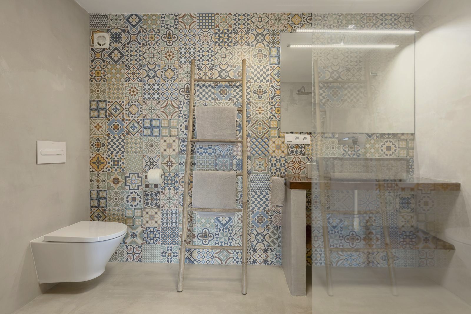 Pilea Suite: bathroom with patterned tiles