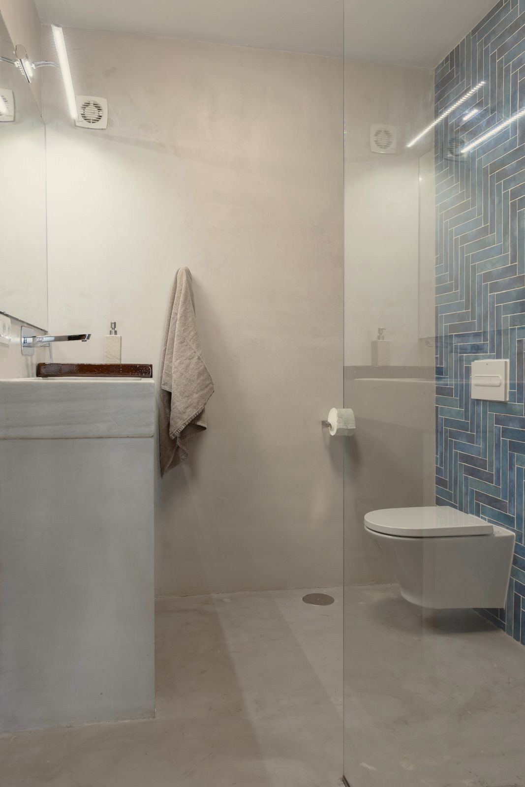 Nicolai Suite: bathroom with blue herringbone tiles