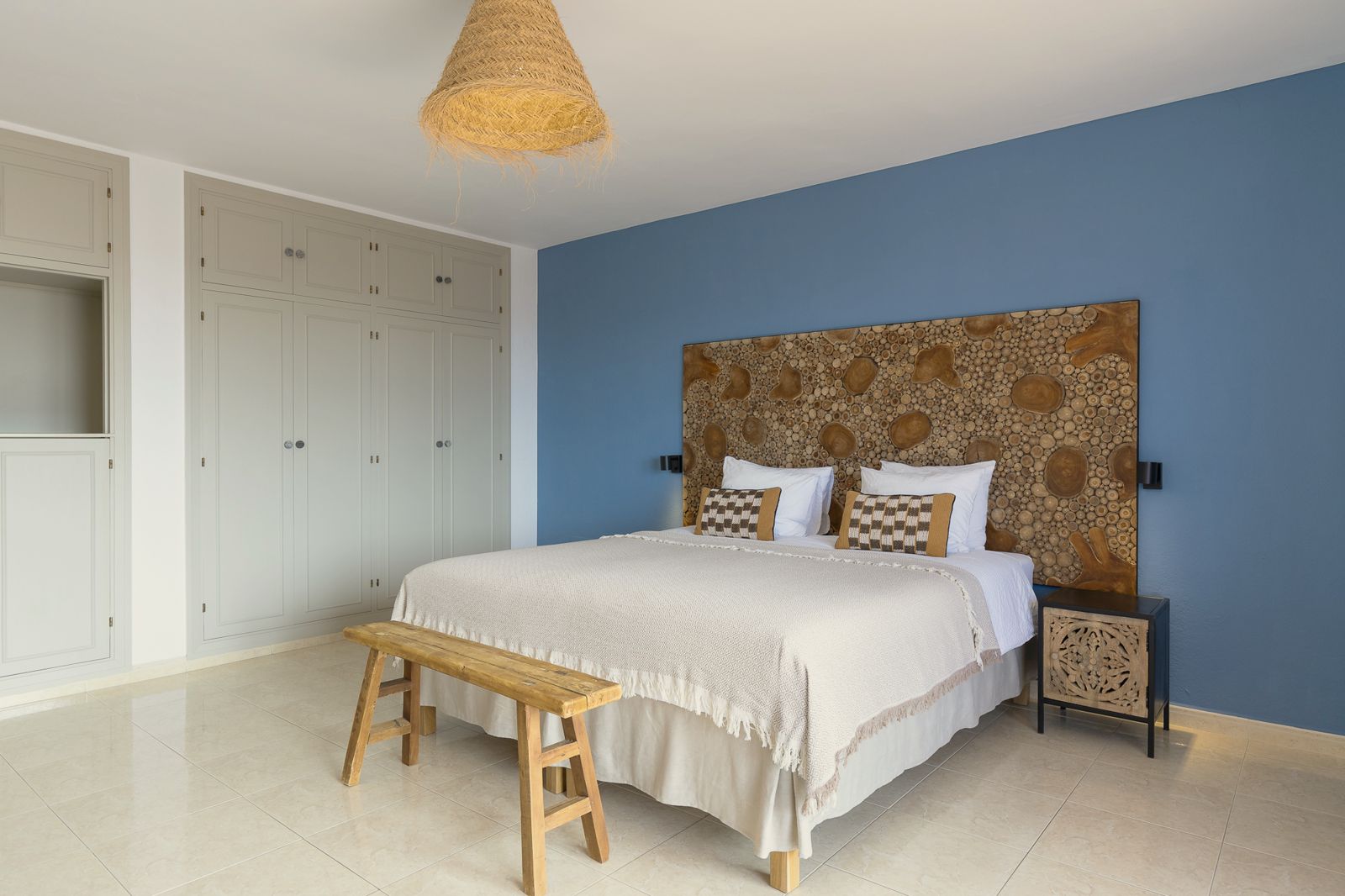 Yucca Suite: bed with wooden bench