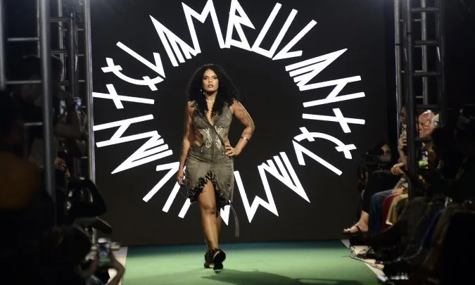 Desfile de moda autoral reúne marcas brasilienses