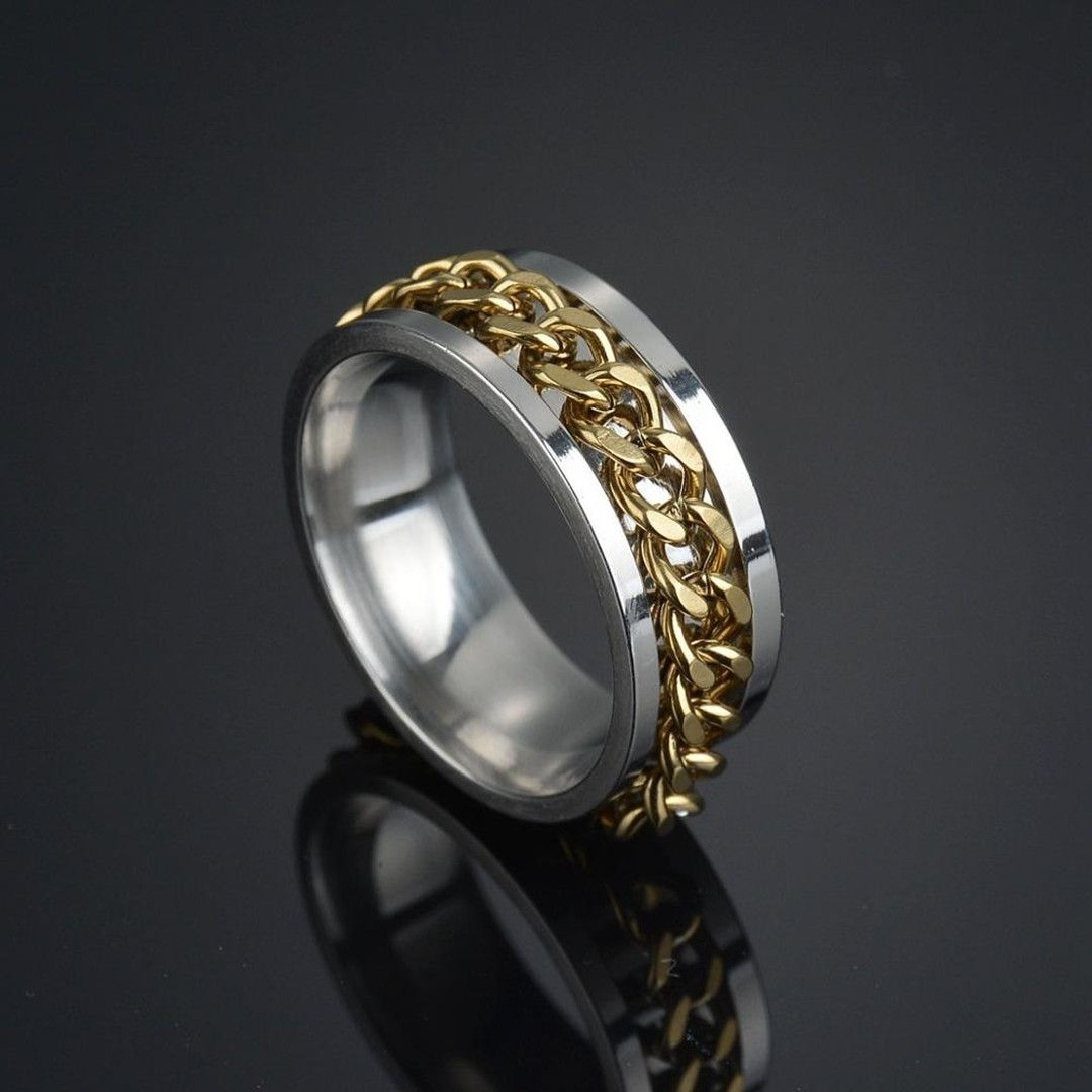 Anillo con cadena dorada