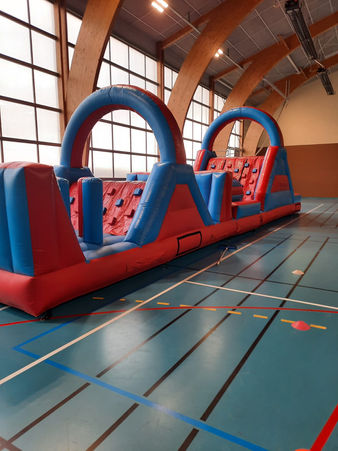 Parcours du combattant installation dans un gymnase