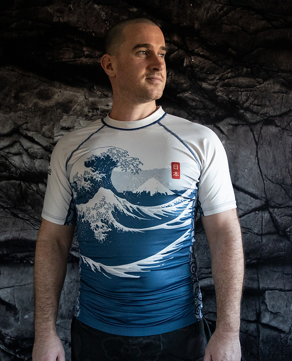 Man wearing a BJJ rash guard with Great Wave design – ideal for No-Gi, MMA, and Jiu Jitsu training
