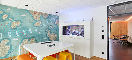 Konferenzraum mit Meerwasser Aquarium