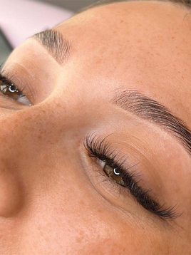 viso di una ragazza che ha fatto laminazione ciglia