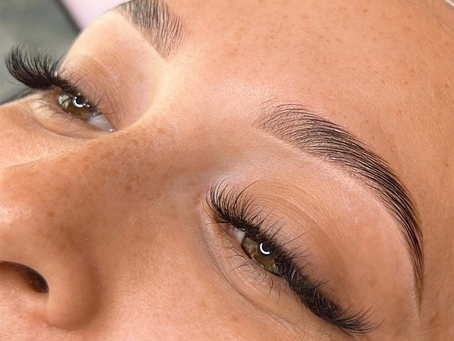 viso di una ragazza che ha fatto laminazione ciglia