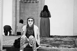 Joven_ataviada_a_la_'última'_en_la_puerta_de_una_mezquita