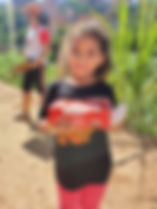 Menina com caixa de bombons