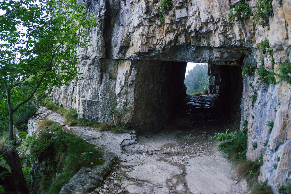 Po stopách války trasou 52 tunelů. Strada delle 52 Gallerie ("Road of 52 tunnels").