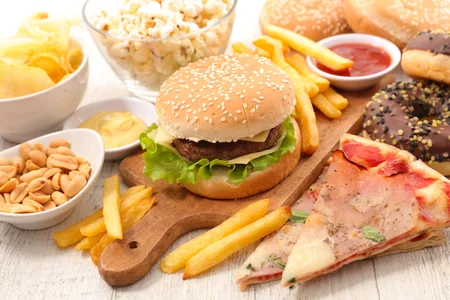 ハンバーガーやピザなどのジャンクフード