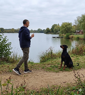 Educateur canin avec un chien