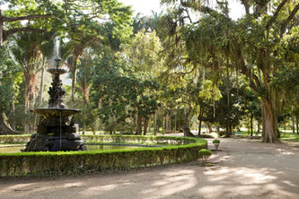 Kolonialer Springbrunnen im Botanischen Garten Jardim Botânico in Rio de Janeiro, Brasilien.