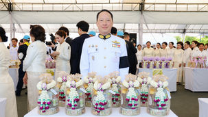 กลุ่มเบญจจินดาร่วมพิธีทำบุญตักบาตรเนื่องในวันเฉลิมพระชนมพรรษาพระราชินี