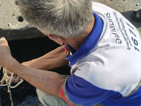 ช่วยค้นหากุญแจตกท่อ ถนนสุขสวัสดิ์