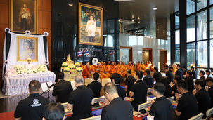 กลุ่มเบญจจินดาจัดพิธีทำบุญตักบาตรเพื่อถวายเป็นพระราชกุศล แด่ สมเด็จพระนางเจ้าสิริกิติ์ พระบรมราชินีนาถ พระบรมราชชนนีพันปีหลวง ณ อาคารเบญจจินดา