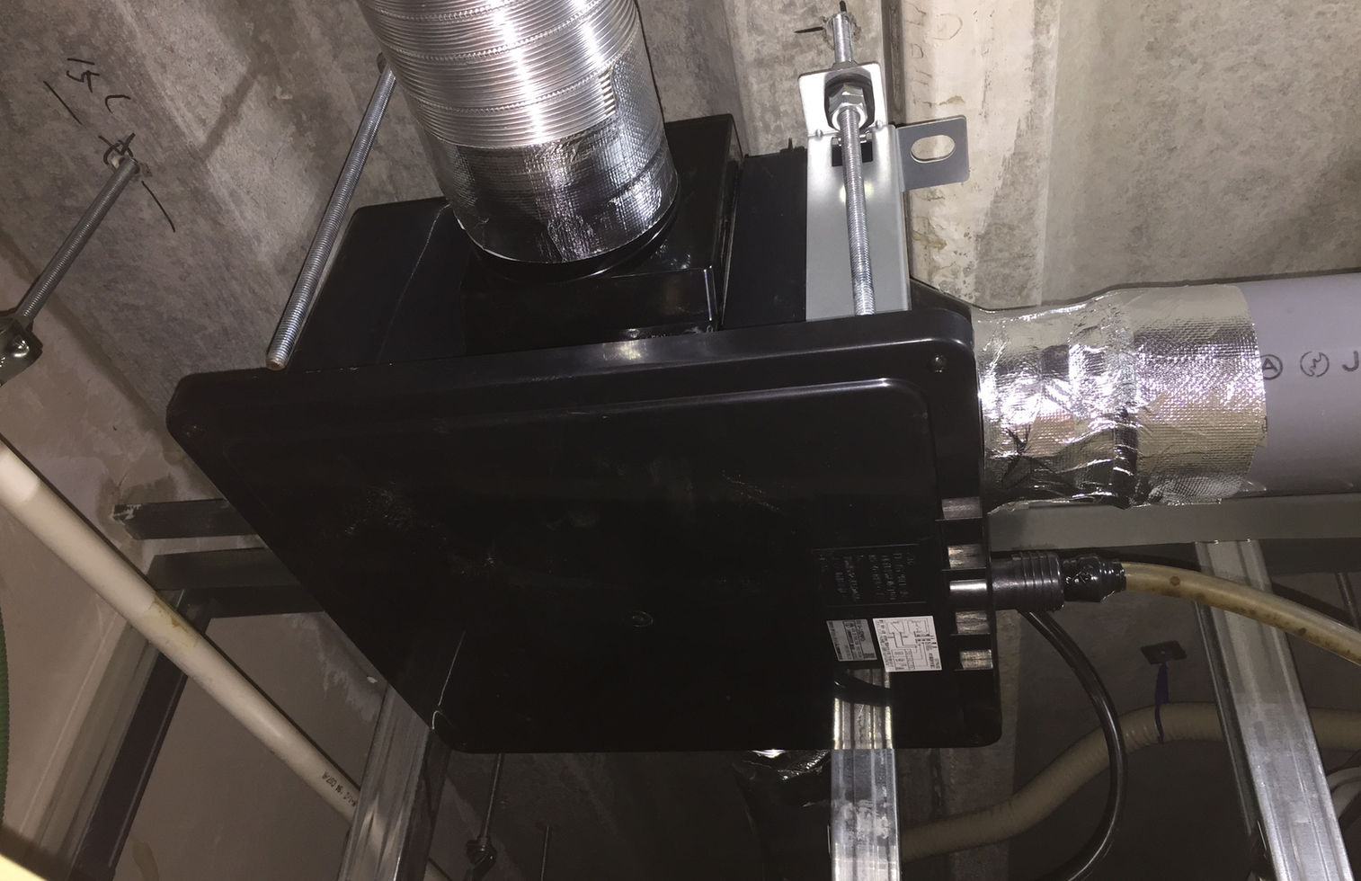 集中換気設備機器・中間ダクトファン故障交換工事 | 札幌の電気工事