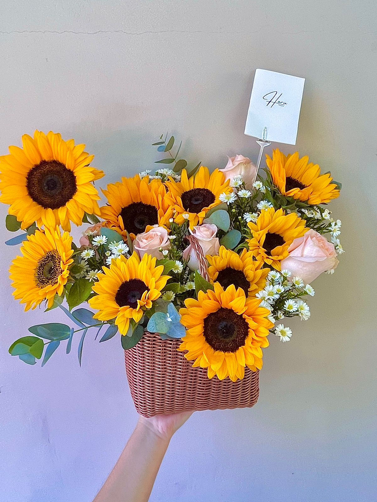 Canasta des girasoles y rosas salmón