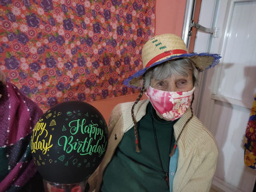 Irmãs da Santa Cruz comemoram a vida de Eleanor Snyder em clima de São João
