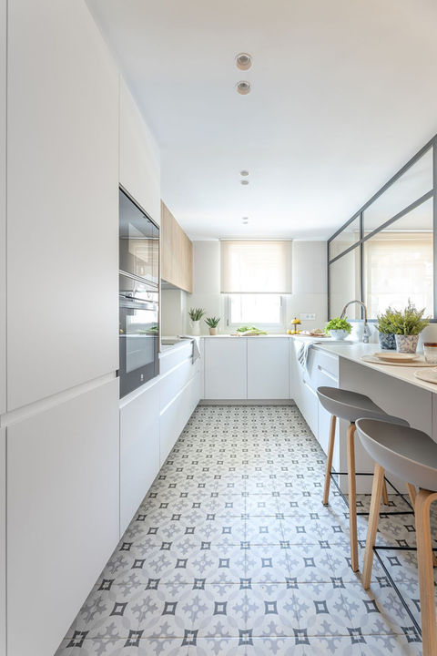 Reforma de cocina, estilo nordico en Barcelona, cerámica hidraulica