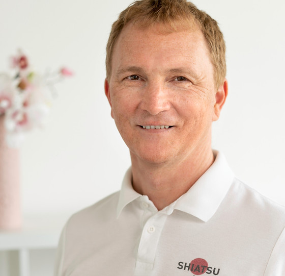 Thomas Lindorfer, Dipl. Shiatsu-Praktiker , zertifizierter Mentaltrainer, Inhaber von "Shiatsu Massage Wien", Bennoplatz 8, 1080 Wien und Komplementär der ChairCare KG