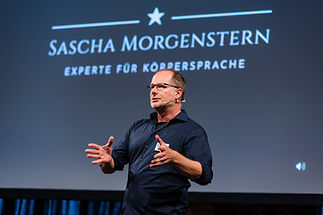 Der Coach auf der Buehne waehrend des Kommunikations Coaching