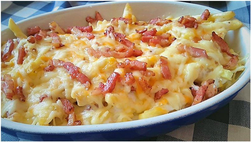 Pommes Frites mit geschmolzenem Cheddar und Speck