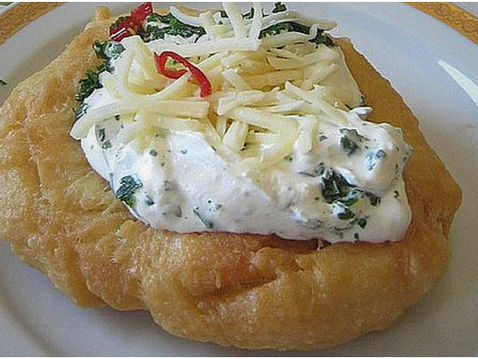 Ungarische Langos mit Knoblauchcreme und Käse