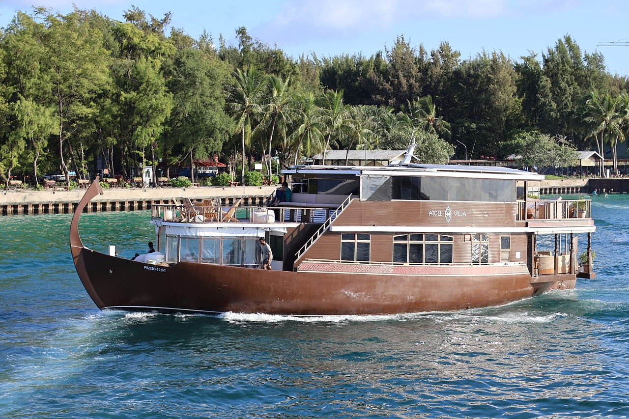 Atoll Villa ( Dhoni Yacht " Naakolhu") The kings and queen Yacht in Maldives.
