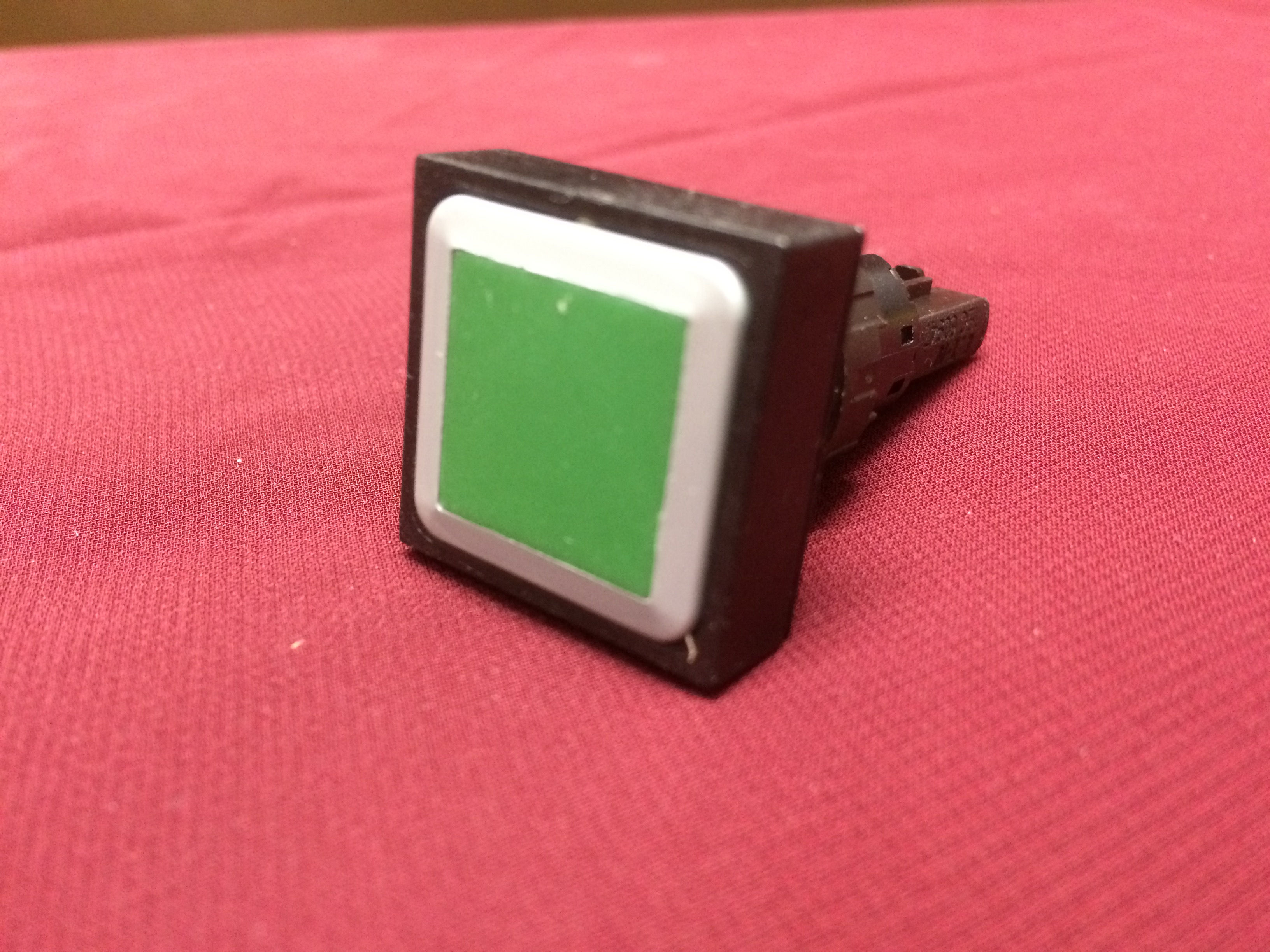 Push button illuminated green/On