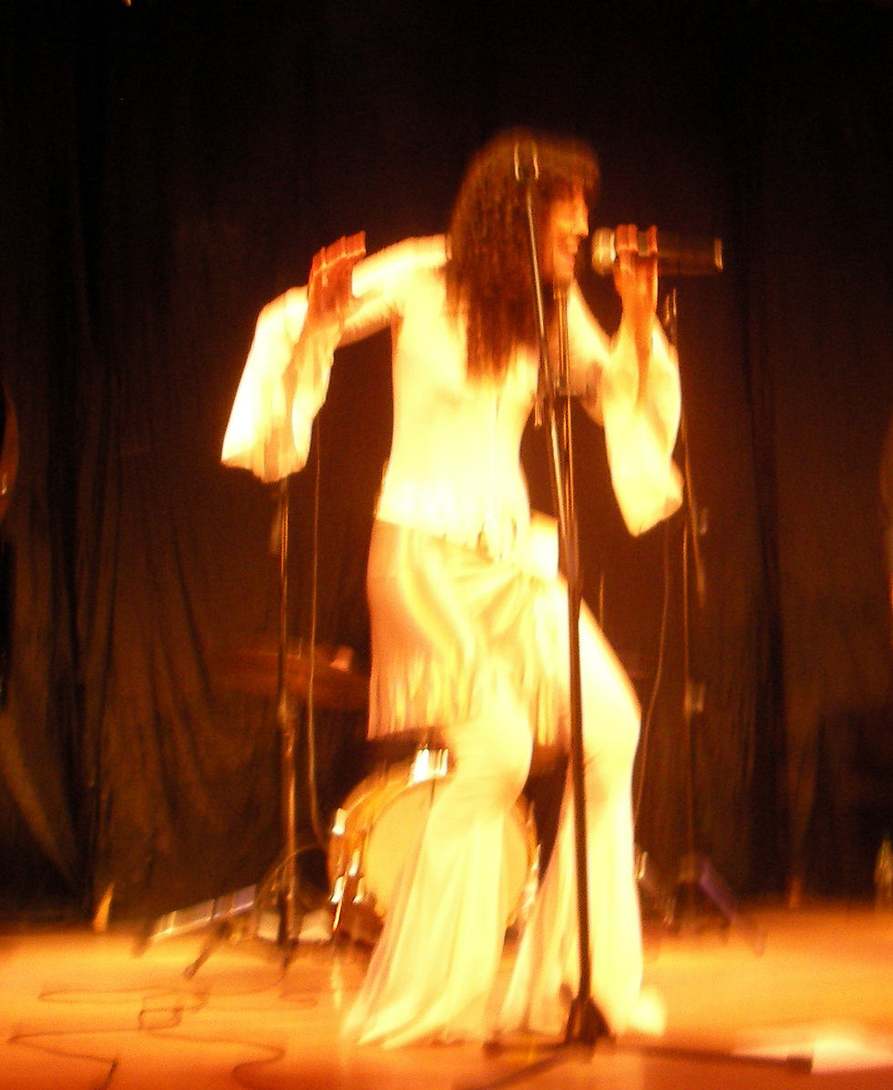 Gisela Farias. Sings Elvis. AMIA