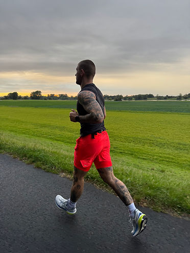 Physiotherapeut Nico Sütel läuft draußen