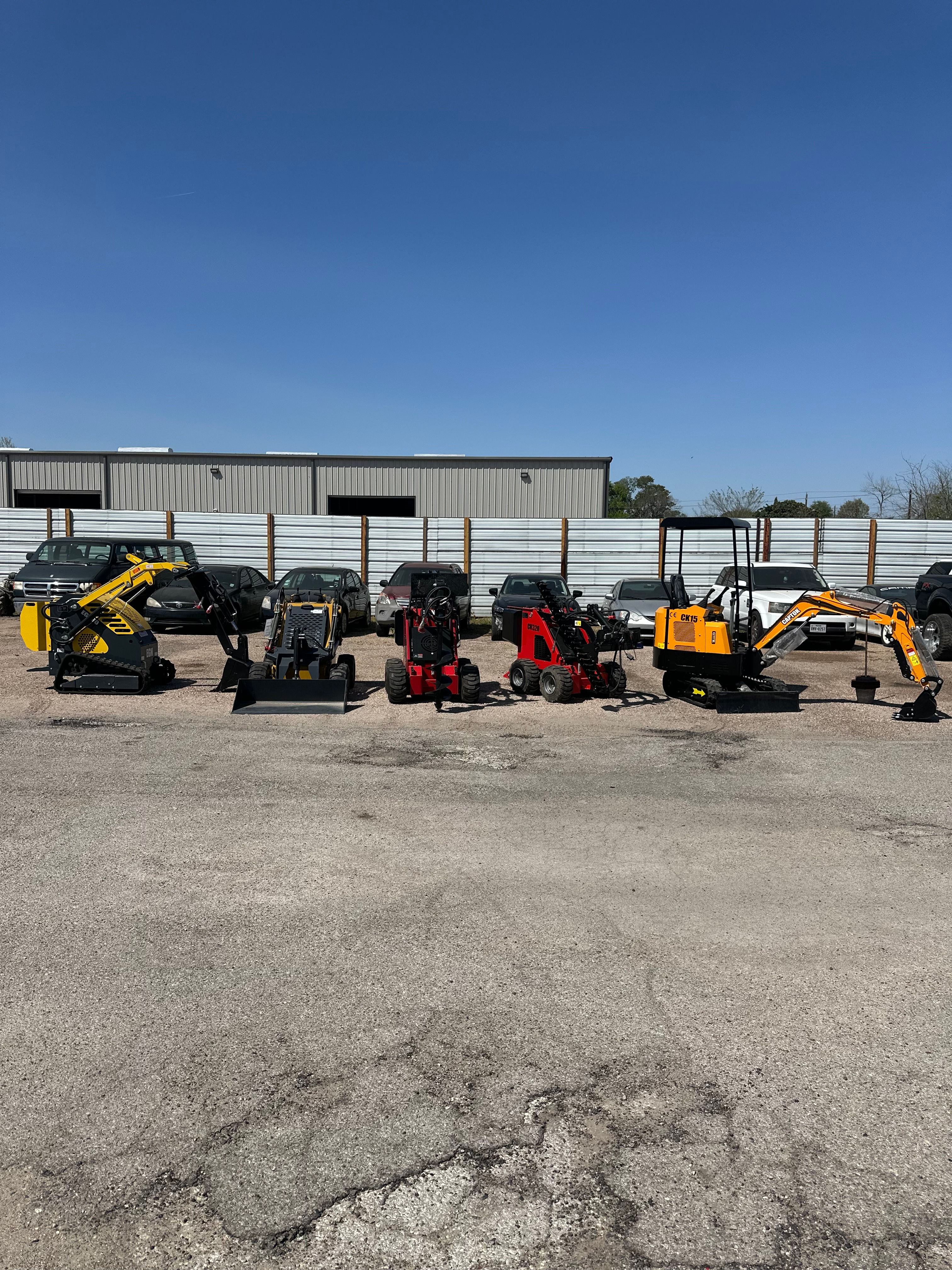 EXCAVATORS/SKIDSTEERS/ATTACHMENTS