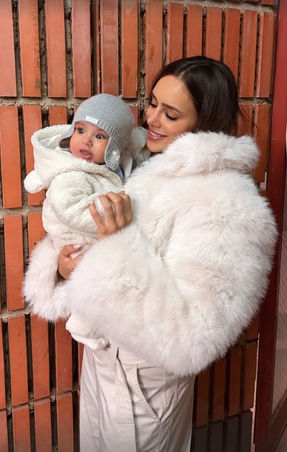 Bruna Biancardi e a pequena Mel em Barcelona