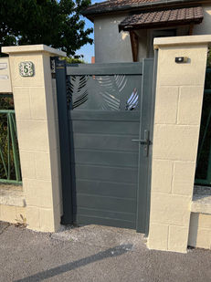 vente et pose portillon alu gris  pinon 02SBF Entreprise menuisierie à Soissons Aisne