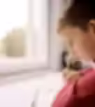 Jongen schrijft huiswerk.avif