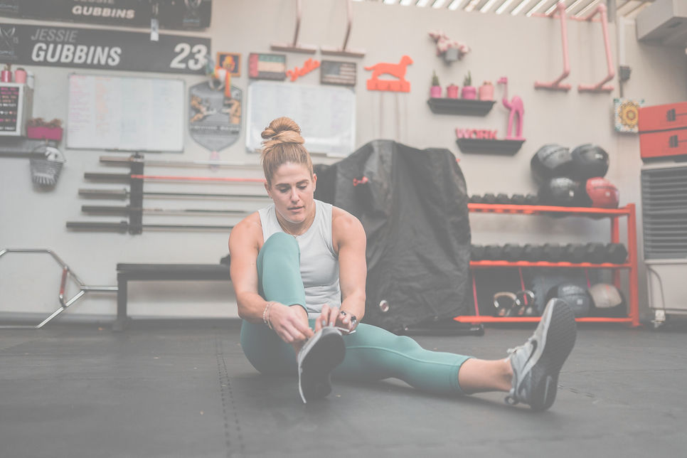 Jessie Gubbins Tying her shoes