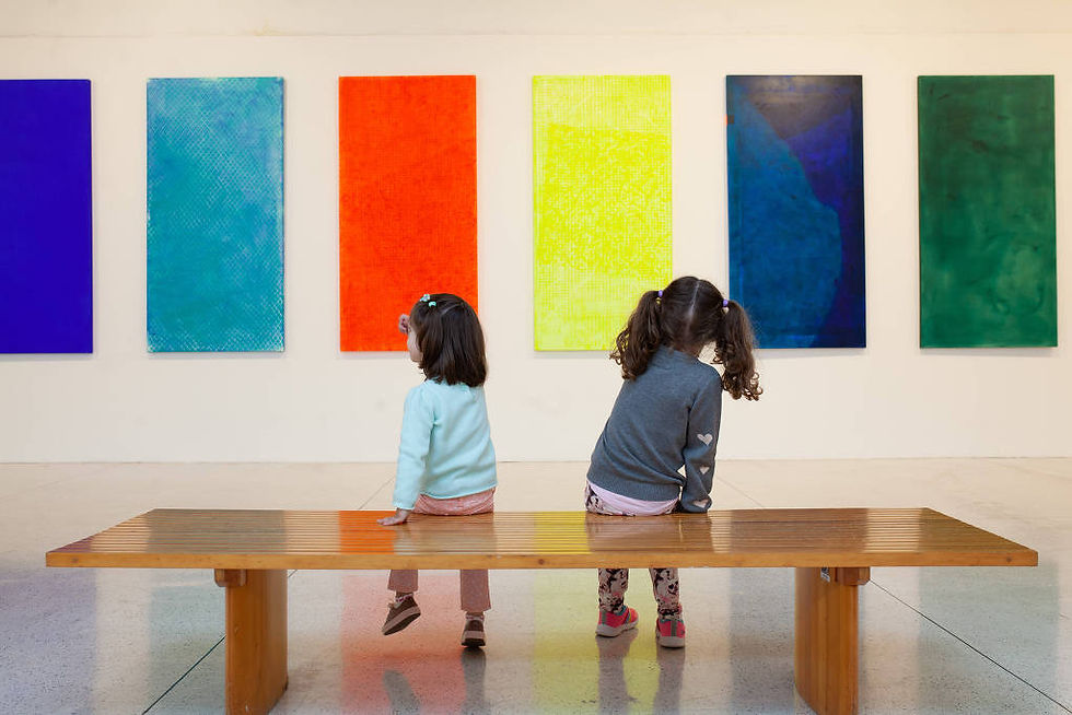 Clarice e Mariah na exposição do Museu Oscar Niemeyer; museu de Curitiba criou sala de acomodação sensorial para apoio de pessoas neurodivergentes - Leticia Moreira/ Folhapress