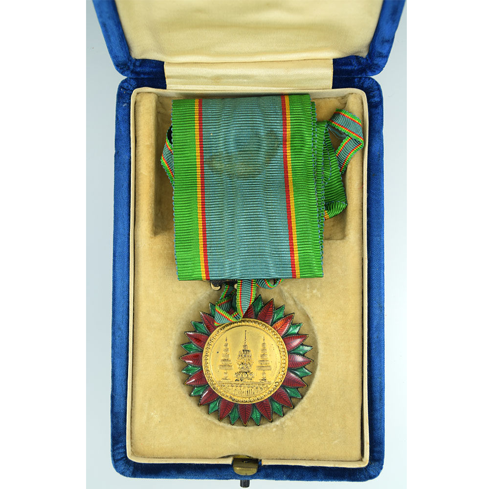 เครื่องราชอิสริยาภรณ์มงกุฎชั้น 3 สมัยสยาม รัชกาลที่ 5 บรรจุในซองพลาสติกโดยนายเบนสัน