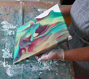 Die Entstehung des Acryguss-Gemäldes mit dem Titel "Urzeiten" Teil 2 zeigt, wie Michaela Berger die Acrylfarben auf der schräg gehaltenen Leinwand herumfließen lässt.