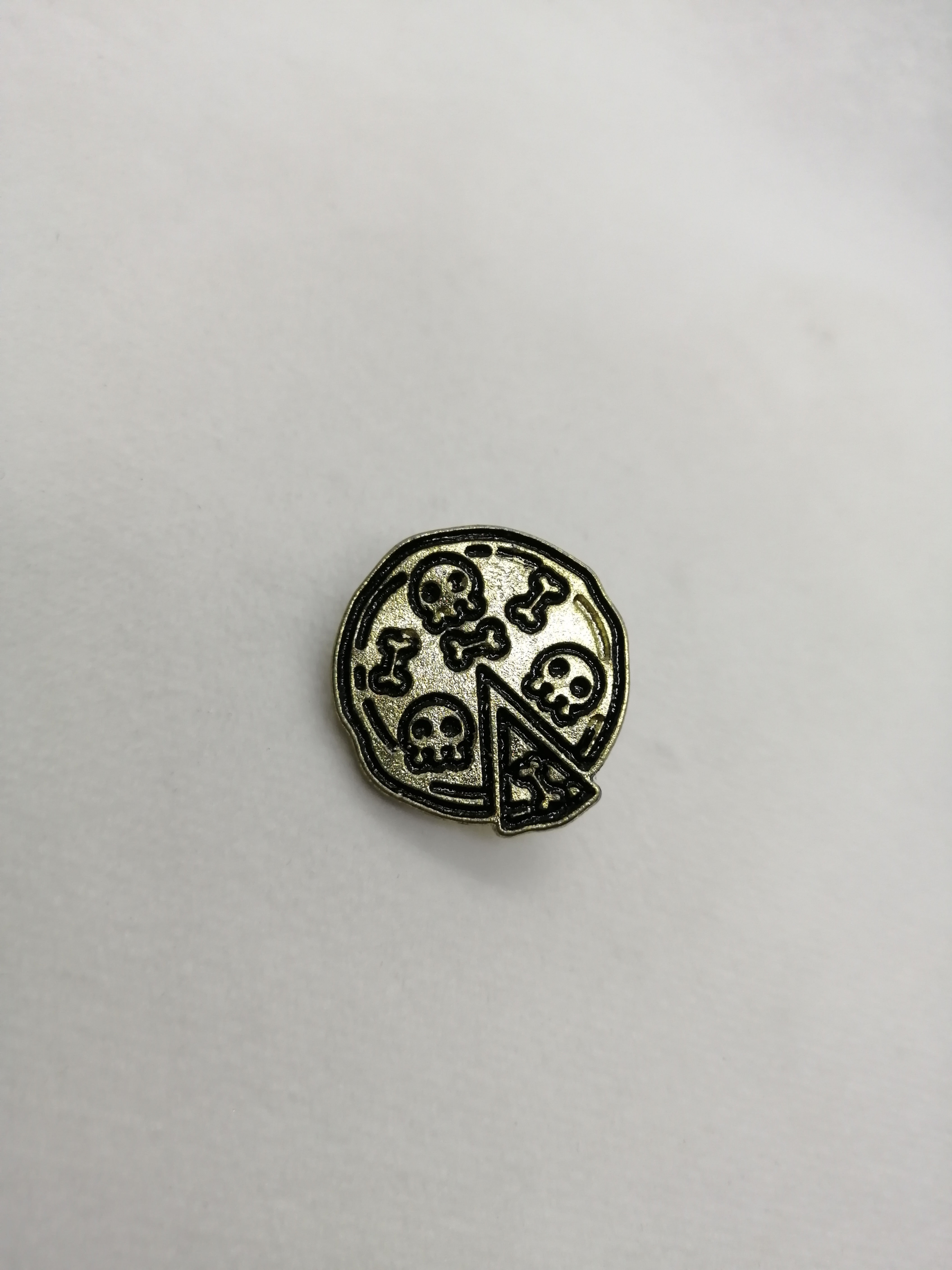 Pin Pizza Skull Dorado